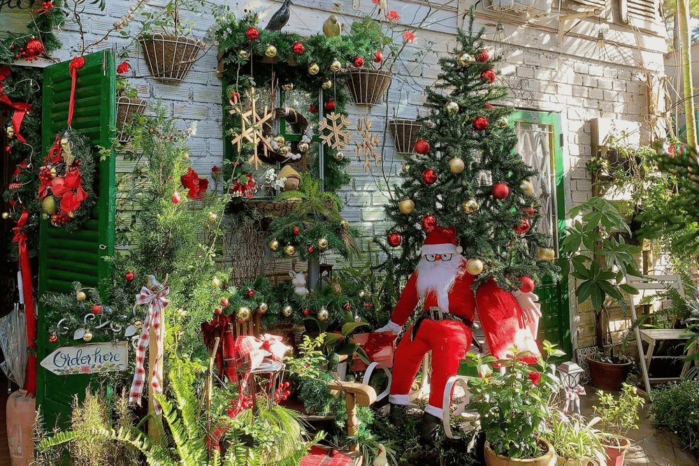 Quán cập nhật liên tục nhiều xu hướng trang trí theo từng thời điểm trong năm (Nguồn: Fanpage Dưới Tán Thông Già Coffee House)